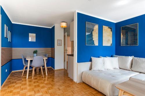 Quiet Courtyard Altstadt Suite - 2BR, Lift & Free Parking by HERO HOMES Graz