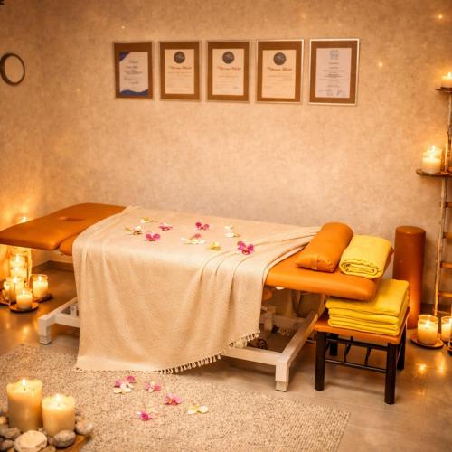 a room with a table with flowers on it at Relax Ferienwohnung in Odernheim