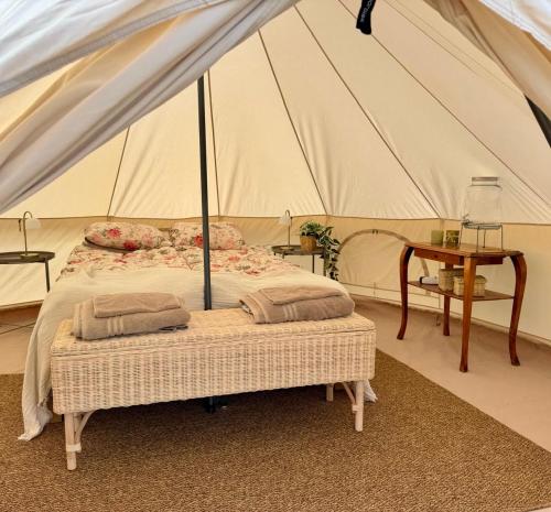 ein Schlafzimmer mit Bett in einem Zelt in der Unterkunft Seglinge Glamping in Norrön