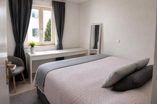 a bedroom with a large bed and a window at Gemütliche Wohnung am Bodensee - Self-CheckIn in Markdorf