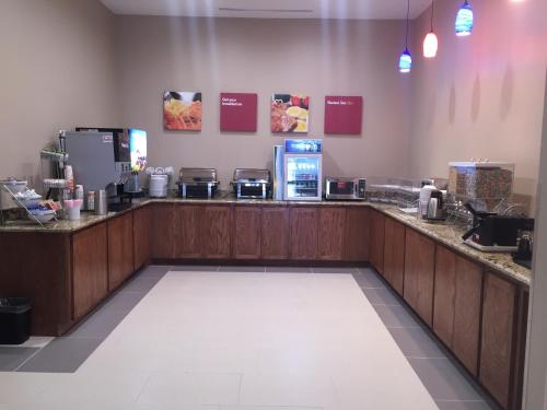 Kuchyň nebo kuchyňský kout v ubytování Comfort Suites - University