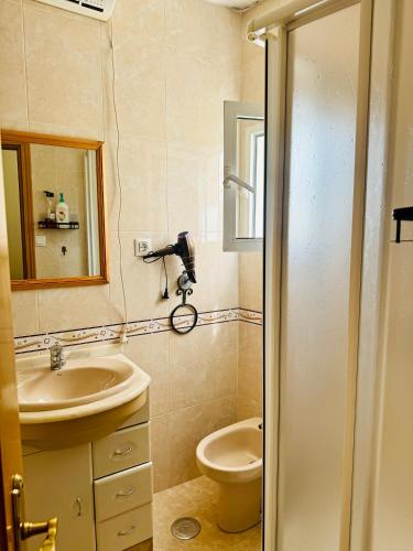 a bathroom with a sink and a toilet at Fórmula 1 aeropuerto in Madrid