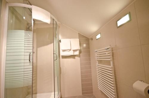 a bathroom with a shower and a glass shower stall at Promedicum Panzio in Veszprém