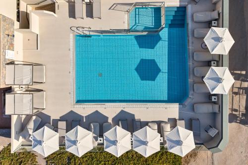 an overhead view of a swimming pool with umbrellas at Mila Sissi Bay Hotel in Sisi