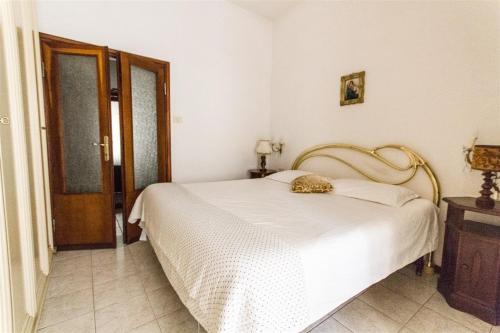 a bedroom with a white bed in a room at Brezza dell'Argentario in Porto Santo Stefano
