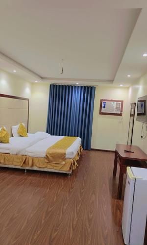 a hotel room with a large bed and a table at أمواج البحر حي البوادي in Jeddah