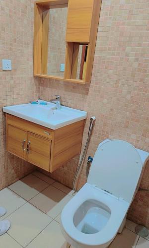 a bathroom with a toilet and a sink at أمواج البحر حي البوادي in Jeddah