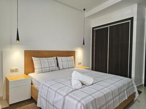 a bedroom with a bed with two towels on it at Le Diamant in Tétouan