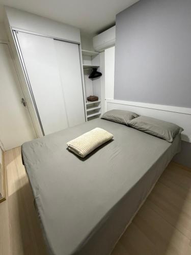 a bedroom with a bed with a pillow on it at Apartamento no Edifício Manhattan - Bairro Nobre de Caruaru in Caruaru