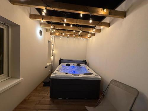 a room with a hot tub in a room with lights at Marathi élégance T2 neuf avec SPA privatif in Biscarrosse