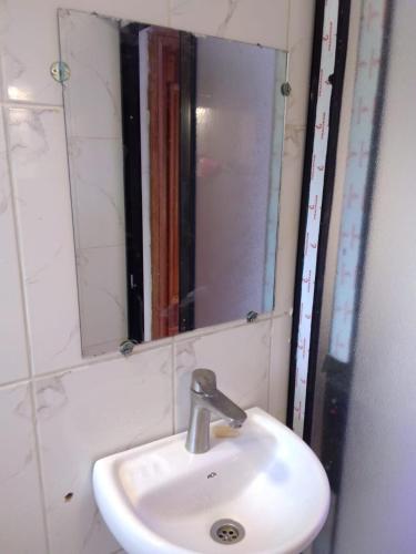 a bathroom with a sink and a mirror at Residence Angevita in Edéa