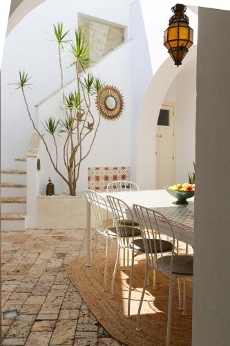 a dining room with a table and chairs at Riad Vejerísimo - Unique private patio house 8 pers in Vejer de la Frontera