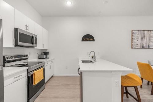 Modern 4BR Townhome w Private Pool Near Disney photo 5