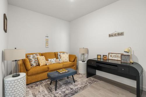 Modern 4BR Townhome w Private Pool Near Disney photo 9