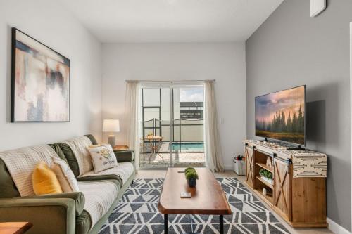 Modern 4BR Townhome w Private Pool Near Disney photo 11