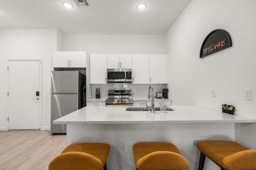 Modern 4BR Townhome w Private Pool Near Disney photo 14
