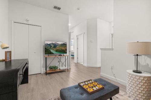 Modern 4BR Townhome w Private Pool Near Disney photo 12