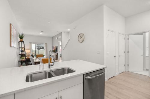 Modern 4BR Townhome w Private Pool Near Disney photo 18