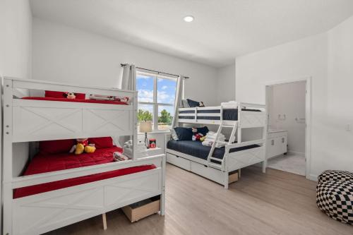 Modern 4BR Townhome w Private Pool Near Disney photo 21