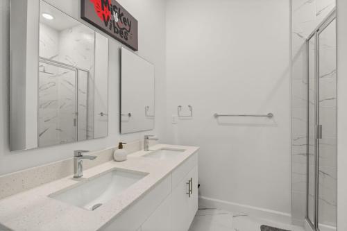 Modern 4BR Townhome w Private Pool Near Disney photo 23