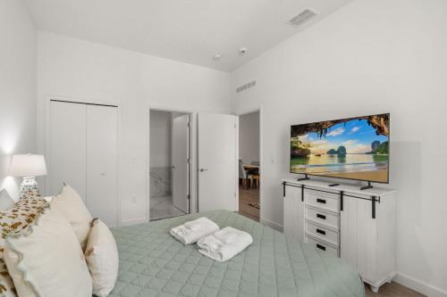 Modern 4BR Townhome w Private Pool Near Disney photo 20