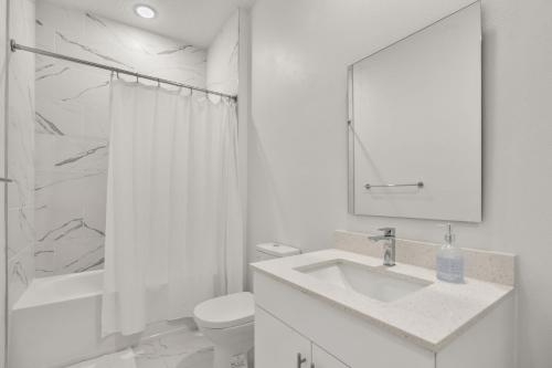 Modern 4BR Townhome w Private Pool Near Disney photo 25