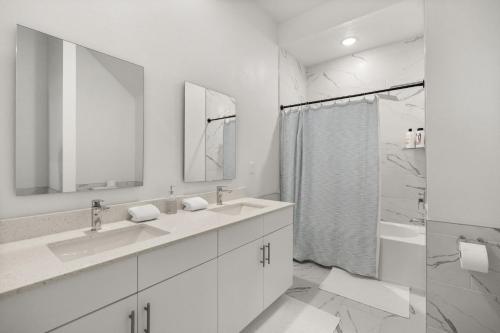 Modern 4BR Townhome w Private Pool Near Disney photo 26