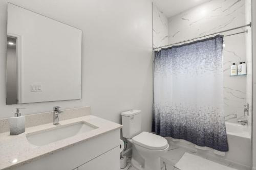Modern 4BR Townhome w Private Pool Near Disney photo 28