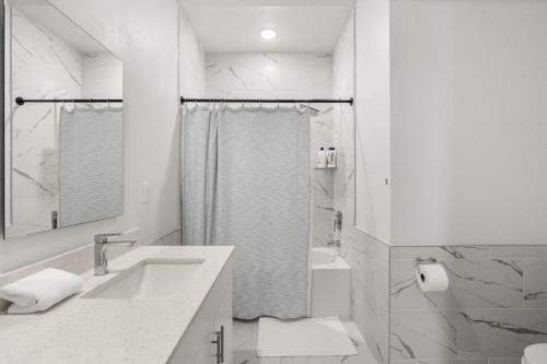 Modern 4BR Townhome w Private Pool Near Disney photo 27