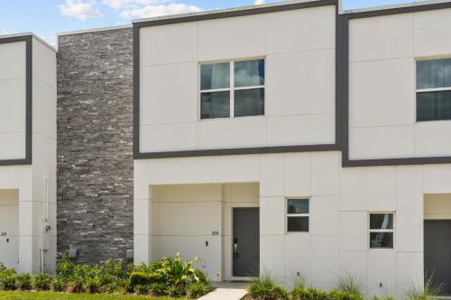 Modern 4BR Townhome w Private Pool Near Disney photo 29