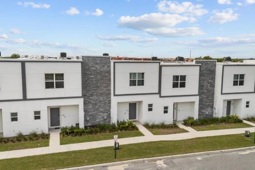 Modern 4BR Townhome w Private Pool Near Disney photo 30