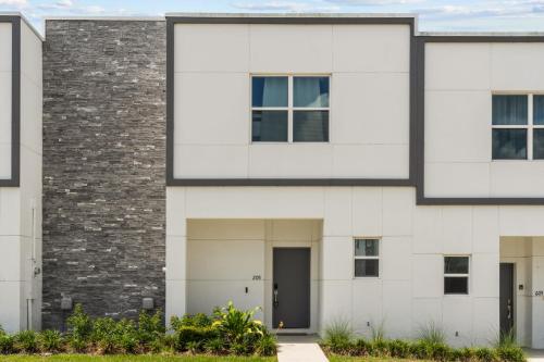 Modern 4BR Townhome w Private Pool Near Disney photo 31