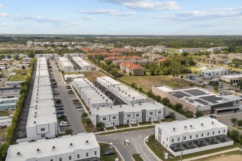 Modern 4BR Townhome w Private Pool Near Disney photo 33