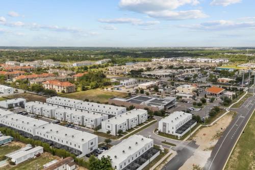 Modern 4BR Townhome w Private Pool Near Disney photo 34