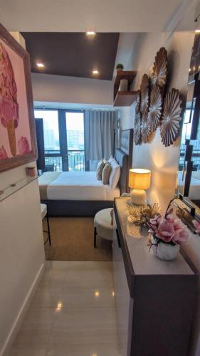 a living room with a bed and a table in a room at KL Tower Luxury Boutique Hotel Studio Fast WiFi Resort Swimming Pool Sauna & Gym in Manila