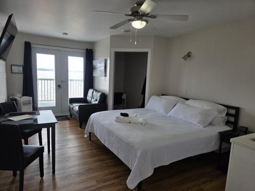a bedroom with a bed with a ceiling fan at Haileybury Lakehouse in Haileybury