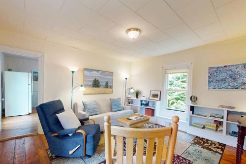 a living room with a couch and a table at Cozy apartment with harbor view - full kitchen & washer/dryer - walk to water in Rockport