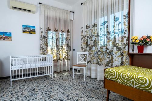 a bedroom with two cribs and a baby crib at Pala Cerbu in Mògoro