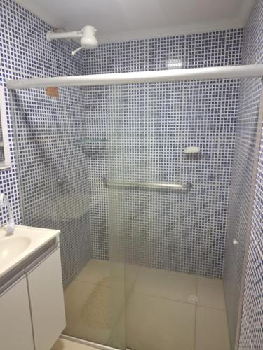 a shower with a glass door in a bathroom at espaço inteiro no bairro mais tranquilo de gravatá in Gravatá