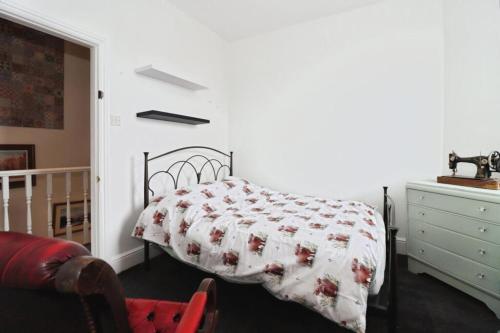 Quirky large Victorian house with private parking photo 8