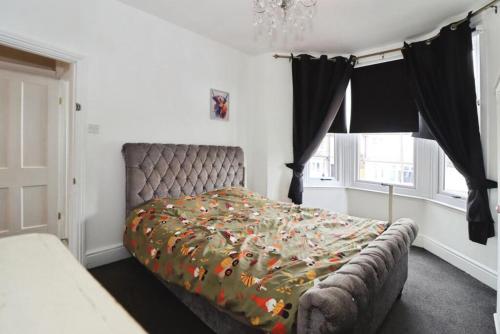 Quirky large Victorian house with private parking photo 3