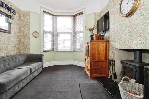 Quirky large Victorian house with private parking photo 6