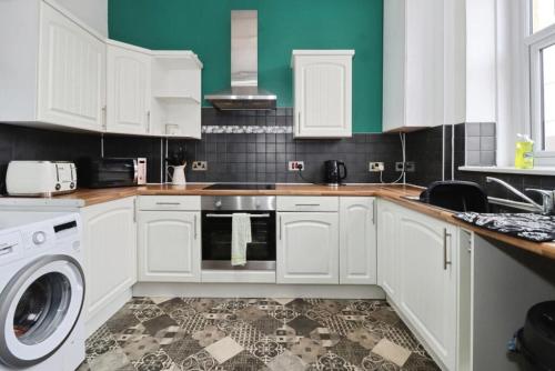 Quirky large Victorian house with private parking photo 5