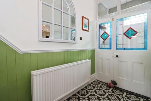 Quirky large Victorian house with private parking photo 4