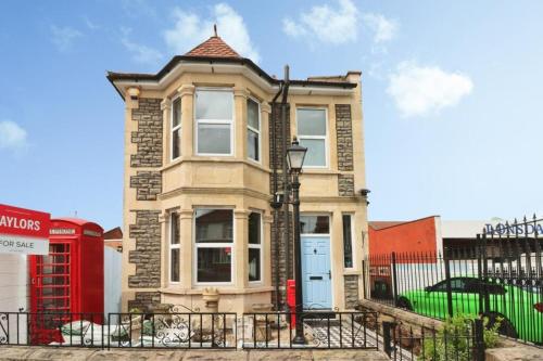 Quirky large Victorian house with private parking photo 7