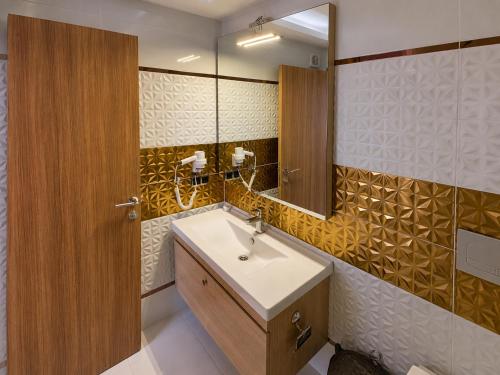 a bathroom with a sink and a mirror at ECRİN OTEL in Uzungöl