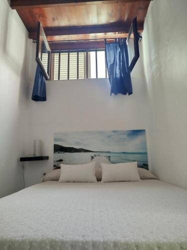 a bedroom with a bed with a window at Escapada de ensueño Conchaseaview in Playa Honda