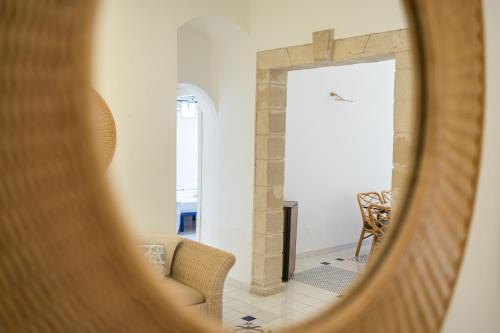 ein Blick auf ein Wohnzimmer durch einen Spiegel in der Unterkunft Il quadrifoglio home in Marettimo