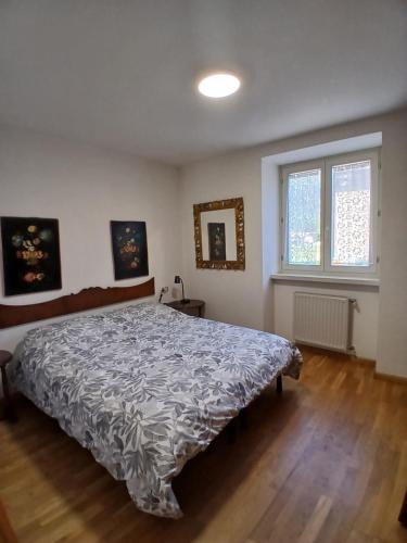 a bedroom with a bed and a window at Casa Campani in Monclassico