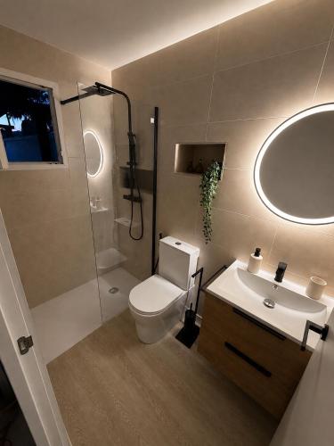 a bathroom with a toilet and a sink and a shower at Luz y calma junto al mar in Lagos